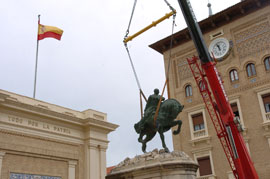 Retirada de la estatua ecuestre del general Francisco Franco del acceso principal de la Academia General Militar