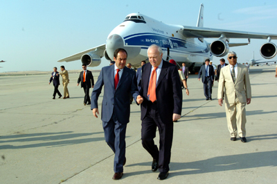 Los ministros de Defensa y de Exteriores en la despedida de los aviones que trasladan material sanitario a Kabul.