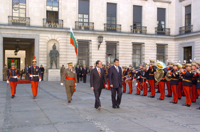 Los ministros de Defensa de España y Bulgaria pasan revista a las tropas en la sede del Cuartel General de Tierra.