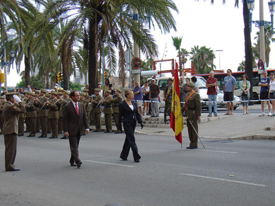 Los ministros de Defensa de España y Francia pasando revista a las tropas en Barcelona.
