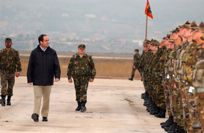 El ministro de Defensa, pasando revista a las tropas españolas a su llegada a Mostar.