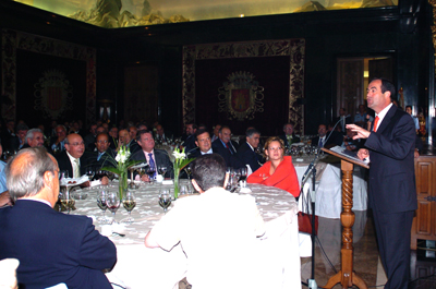 El ministro de Defensa, José Bono, se dirige a los diplomáticos que asisten a la III Conferencia de Embajadores de España.