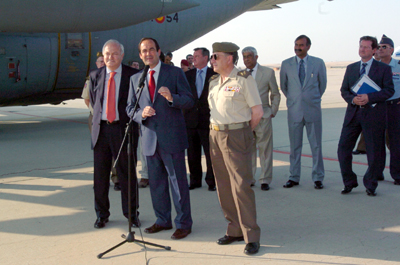 Los ministros de Defensa y Exteriores en rueda de prensa en la base aérea de Torrejón
