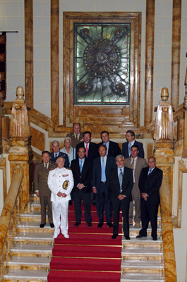 El ministro de Defensa con los portavoces de distintos grupos políticos del Senado en el Cuartel General de la Armada.