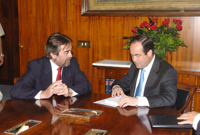 El Alcalde de Zaragoza, D. Juan Alberto Belloch junto con el Ministro de Defensa D. José Bono durante la reunión