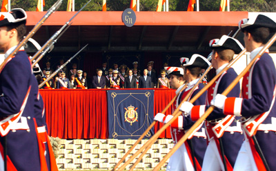 Los ministros de defensa de España y Chile, junto a otras autoridades civiles y militares durante el desfile desarrollado con motivo del acto de jura de bandera  en el cuartel de la Guardia Real en la localidad madrileña de el Pardo
