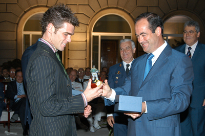 Fonsi rtecibe el premio de manos de Jose Bono Ministro de Defensa