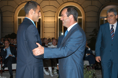 Bono saluda al futbolista del Atletico de Madrid, Salva Ballesta en la entrega de los primios del Ejercito del Aire.