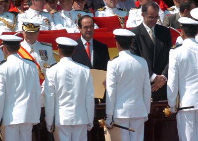 El Ministro de Defensa, D. José Bono durante la entrega de Reales Despachos a los 76 nuevos oficiales de la Armada en la Escuela Naval Militar de Marín (Pontevedra)