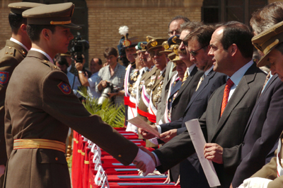 El Ministro de Defensa, D. José Bono, durante la entrega de los despachos a los nuevos oficiales, en la Academia General Militar de Zaragoza.