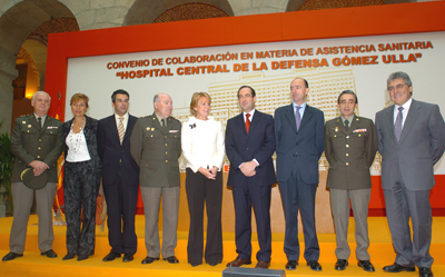 El ministro de Defensa, Jose Bono y la presidenta de la Comunidad de Madrid, Esperanza Aguírre junto a autoridades políticas y militares tras la firma del convenio