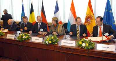 José Bono firma el tratado de Estrasburgo junto con los ministros de Defensa de Alemania, Bélgica, Francia y Luxemburgo