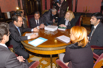 Familiares del accidente aéreo en Turquía del Yak-42, se reunen en Madrid con el Ministro de Defensa, José Bono