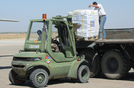 Traslado de material electoral por parte de soldados españoles en la Base Aérea de Herat (Afganistán)