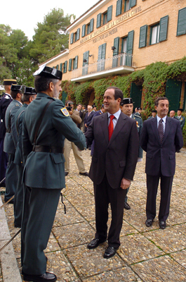 El ministro José Bono, saluda a  un oficial de la Guardia Civil