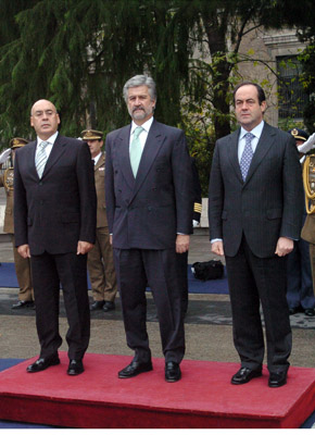 El presidente del Congreso,Manuel Marín, el presidente del Senado,Javier Rojo,y el ministro de Defensa,Jose Bono, presiden el acto solemne de izado de bandera en la plaza del descubrimiento