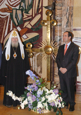 José Bono con el gran patriarca de la iglesia ortodoxa Alexis II, posan con la Cruz Novgorod