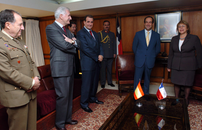 José Bono, ministro de Defensa, SEDEF y JEMAD en un encuentro con Michelle Bachalet en el Ministerio de Defensa de Chile.
