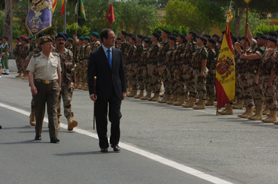 El ministro Jose Bono pasa revista a la fuerza que se desplegará en Afganistan