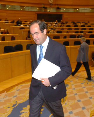 El ministro de Defensa, José Bono, tras informar en el Senado