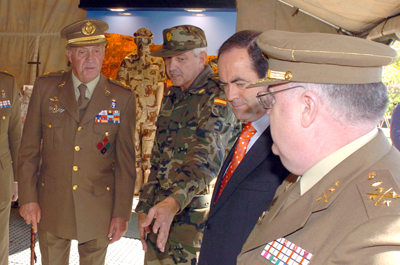 Su Majestad El Rey, acompañado por el ministro de Defensa, José Bono durante la visita al Mando de Transmisiones