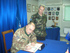 El general italiano Giovanni Armentani firma en el Libro de Honor de la Unidad