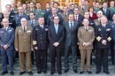 El presidente del Gobierno, José Luis Rodriguez Zapatero, con el ministro de Defensa, José Bono y otros altos cargos militares en el acto de la firma de la Directiva de Defensa Nacional 2004