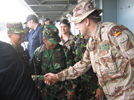 Militares indonesios reciben a los militares españoles del buque Galicia a su llegada al puerto de Lhokseumawe en la isla de Sumatra