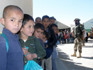Niños afganos esperando recibir ayuda humanitaria