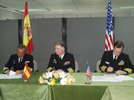 El Almirante Sebastián Zaragoza (Ctro), el Almirante Ángel Tello (Izq) y el Almirante Michael G. Mulen (Dcha), durante la firma del acuerdo.