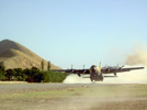Un avión hercules del Ejercito del Aire español,en el momento de tomar tierra en Qala-i-Naw(Afganistán)