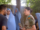 La alférez enfermero del destacamento español 'General Urrutia' con mujeres Afganas