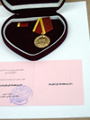 Medalla extraordinaria gubernamental del Ghazi Mir Masiedi KhanFirma, Hamid Karzai- Presidente de la República Islamica de Afganistán