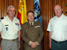 El jefe del Estado Mayor de la Defensa, general de Ejército Félix Sanz, junto al jefe del Eurocuerpo, teniente general francés Jean-Louis Py, y al próximo jefe del Eurocuerpo, teniente general belga Charles-Henry Delcour