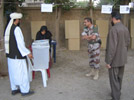 El coronel Veiga, jefe del PRT, asistió ayer al inicio de las votaciones en la provincia de Badghis, invitado por el gobernador de esa provincia