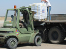 Traslado de material electoral por parte de soldados españoles en la Base Aérea de Herat (Afganistán)