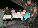 Un herido iraquí desciende del avión Hércules del Ejército del Aire en la Base Aérea de Torrejón