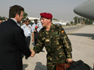 El embajador español en Pakistán recibe al jefe del contingente militar, José Antonio Bautís Otero en el aeropuerto de Lahore (Pakistán)