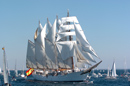 El Buque Escuela Juan Sebastián de Elcano navegando por la bahía de Cádiz