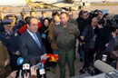 El ministro de Defensa entrega la Bandera de España al Teniente Coronel Guillamon jefe del contingente aéreo en la B.A. de Getafe