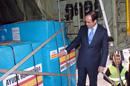 El ministro de Defensa, José Bono con parte de la carga de ayuda humanitaria en uno de los aviones hércules