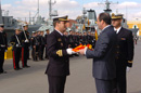 El ministro de Defensa entrga la Bandera al comandante del cazaminas 'Tajo', Capitán de Corbeta Manuel Aguirre Aldereguía