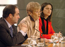 La Vicepresidenta del Gobierno, el ministro de Defensa y la ministra de Vivienda durante la rueda de prensa momentos después del Consejo de Ministros.