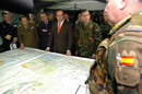 El ministro Bono, durante la visita al Cuartel General Terrestre de Alta Disponibilidad, junto a mandos y autoridades del ministerio de Defensa.