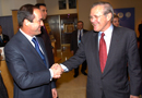 El ministro de Defensa,José Bono, saluda a su homólogo de EEUU, Donald Rumsfeld en Niza
