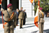 SM el Rey y el ministro de defensa saludan a la Bandera