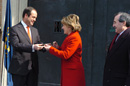 El ministro de Defensa, José Bono, entrega a la ministra de Educación y Ciencia, María Jesús San Segundo, las llaves de los cuarteles del Príncipe y de Lepanto.