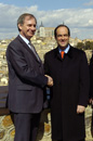 Los ministros de Defensa de España, José Bono y del Reino Unido, Geoff Hoon se saludan en un mirador de la ciudad de Toledo
