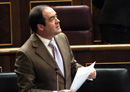 El ministro de Defensa, José Bono, responde a una pregunta en la Sesión de Control al Gobierno del Congreso de los Diputados.
