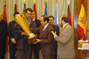 El ministro de Defensa, José Bono, recibe una réplica del trofeo de campeones del mundo logrado por la selección española de balonmano en Túnez.